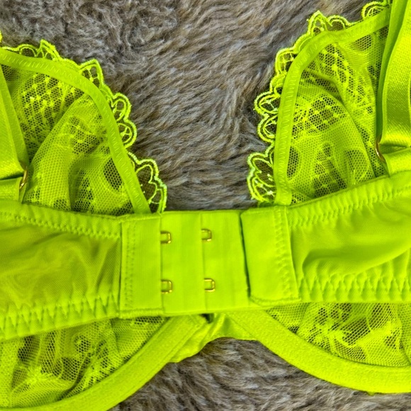 VS Lingerie Set 32DD - Picture 4 of 8